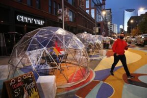 Las cúpulas plásticas de comedor al aire libre se ven el 15 de octubre de 2020, en el distrito del Mercado Fulton de Chicago. (Chris Sweda / Chicago Tribune)